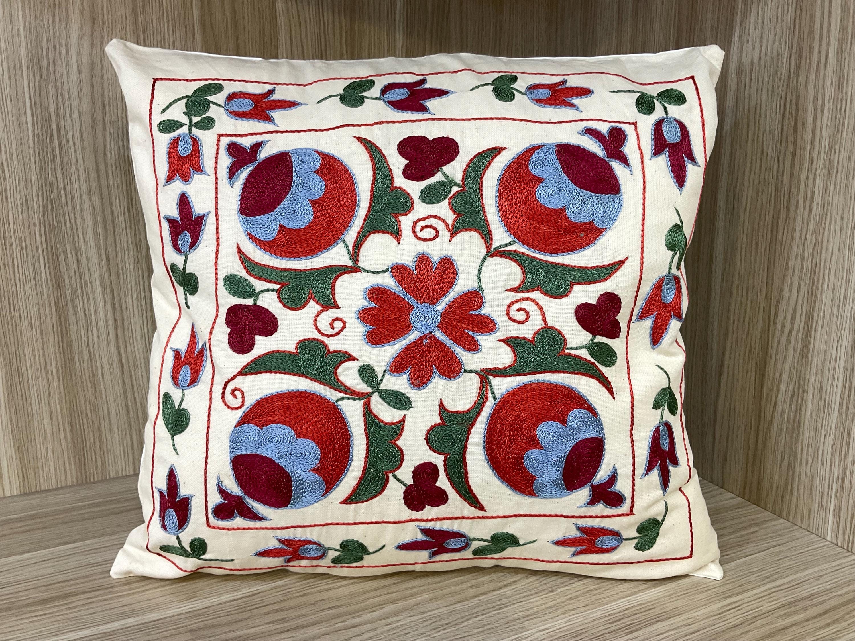 手刺繍のウズベキスタンシルククッションカバー：花柄スザニ枕、18x18
