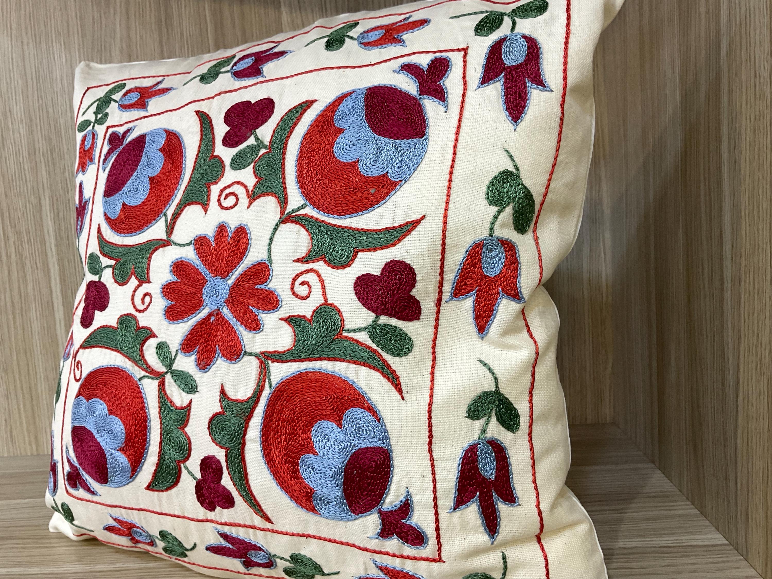 手刺繍のウズベキスタンシルククッションカバー：花柄スザニ枕、18x18