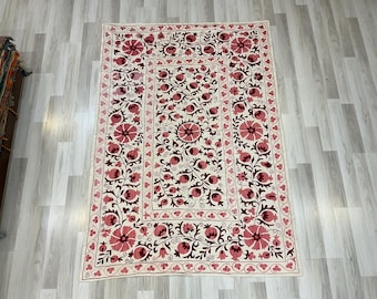 手刺繍のスザニベッドスプレッド – ヴィンテージの花柄ウズベキスタンコットンリネンテキスタイル
