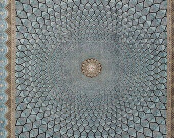 Puede incluir: Una alfombra rectangular con un medallón central y un patrón repetitivo de formas de gota de color azul claro y negro que irradian hacia afuera. El borde presenta intrincados diseños geométricos en marrón y azul con el texto KF2319 abajo.