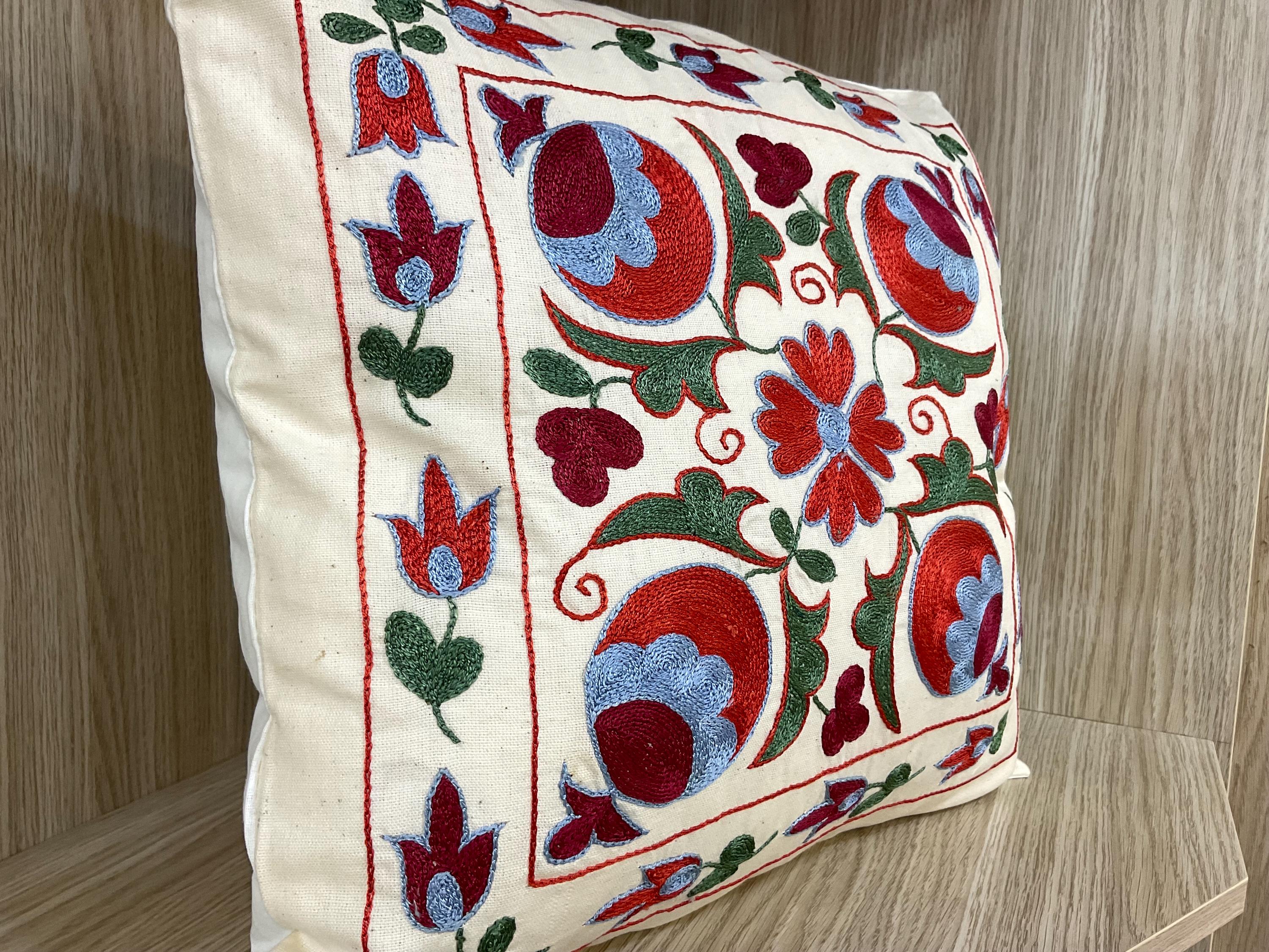手刺繍のウズベキスタンシルククッションカバー：花柄スザニ枕、18x18