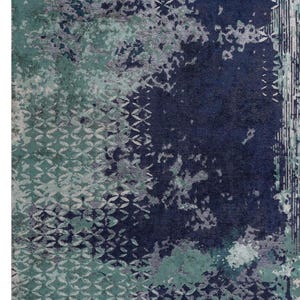 Può includere: Un tappeto rettangolare con un design astratto e invecchiato. Il tappeto presenta una miscela di tonalità verde acqua, blu navy e grigie, con un motivo di forme sovrapposte e un aspetto strutturato. Il design del tappeto è moderno e artistico.