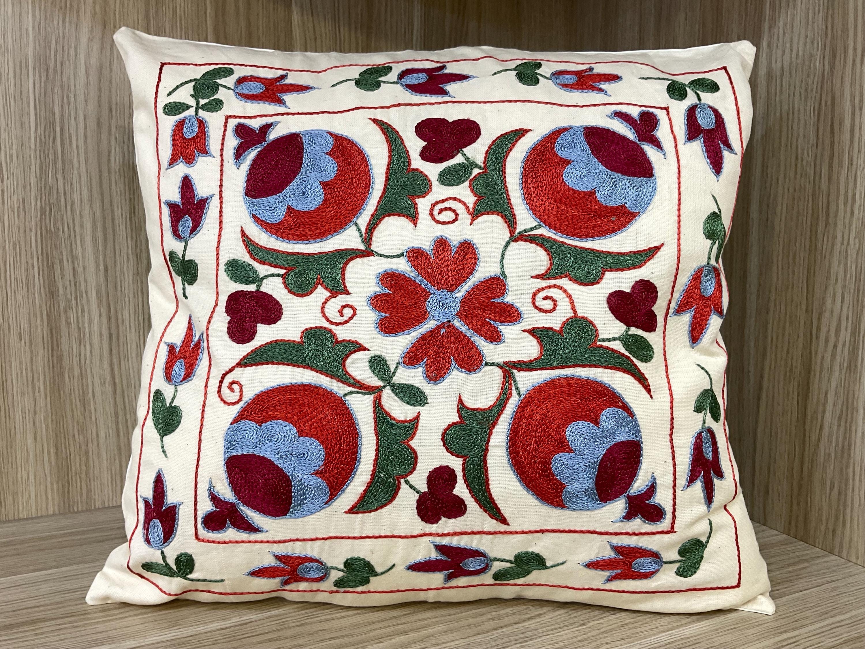 手刺繍のウズベキスタンシルククッションカバー：花柄スザニ枕、18x18