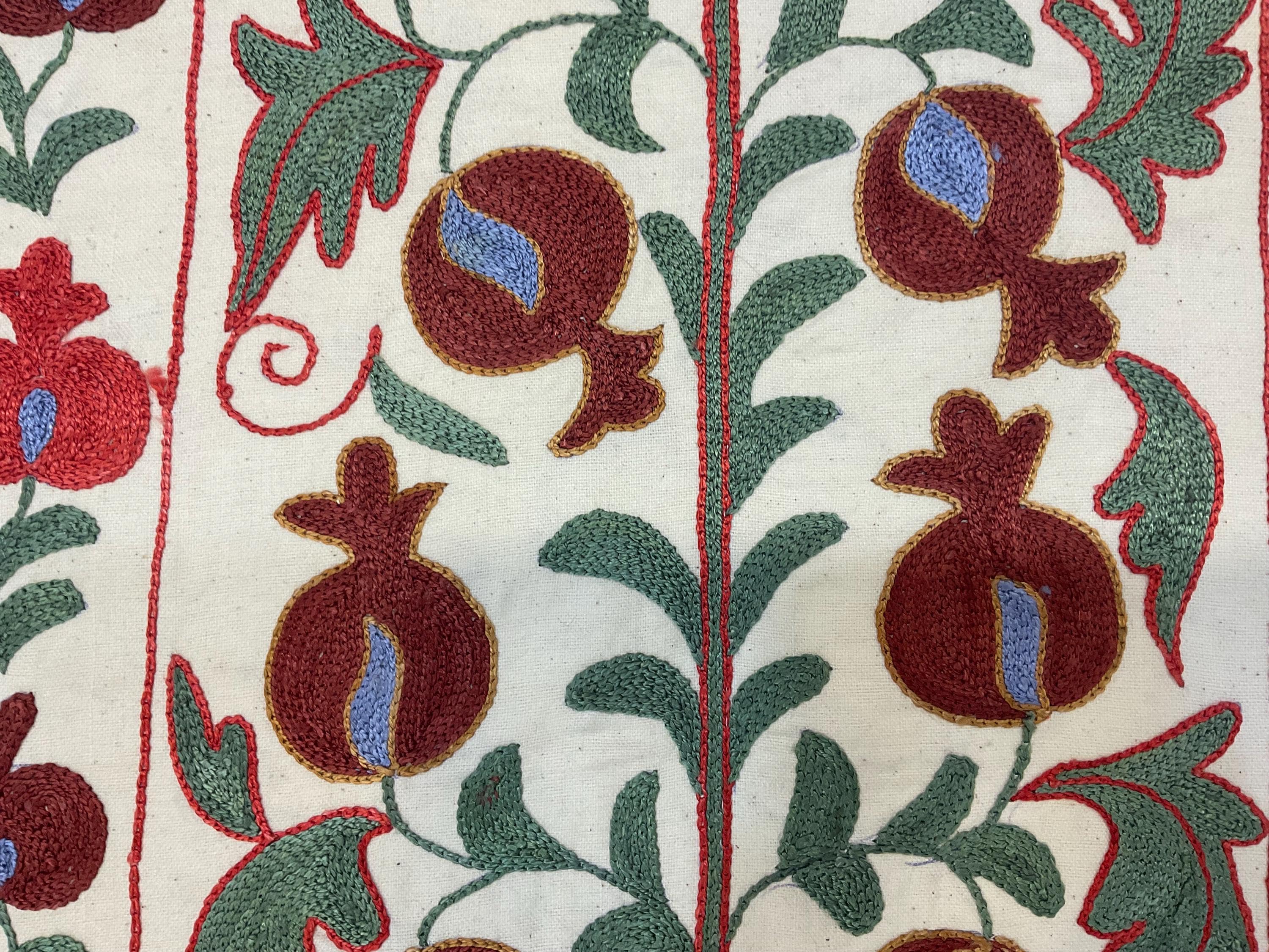 スザニ刺繍　テーブルライナー　ウズベキスタン ハンドメイドのスザニテーブルランナー：花柄刺繍、ウズベキスタン民芸