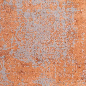 Può includere: Primo piano di un tappeto con un design invecchiato. Il tappeto presenta una miscela di toni rame e grigio, creando un motivo astratto strutturato. Il colore rame è prominente, con accenti grigi.