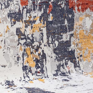 Può includere: Un tappeto arrotolato con un design astratto. Il tappeto presenta uno sfondo bianco con spruzzi di blu navy, arancione, giallo e grigio. Il design ha un aspetto strutturato, creando un'estetica moderna.