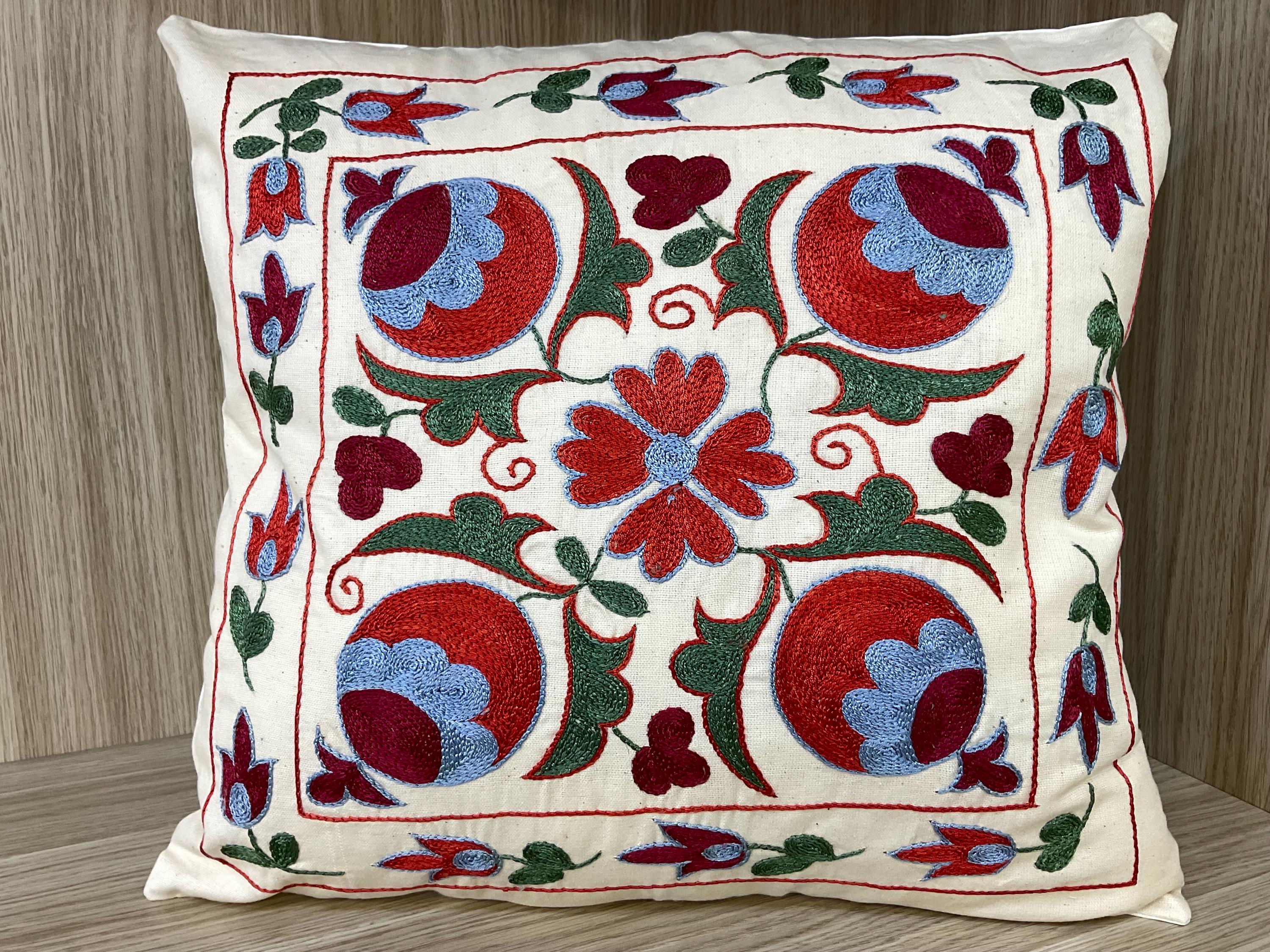 手刺繍のウズベキスタンシルククッションカバー：花柄スザニ枕、18x18