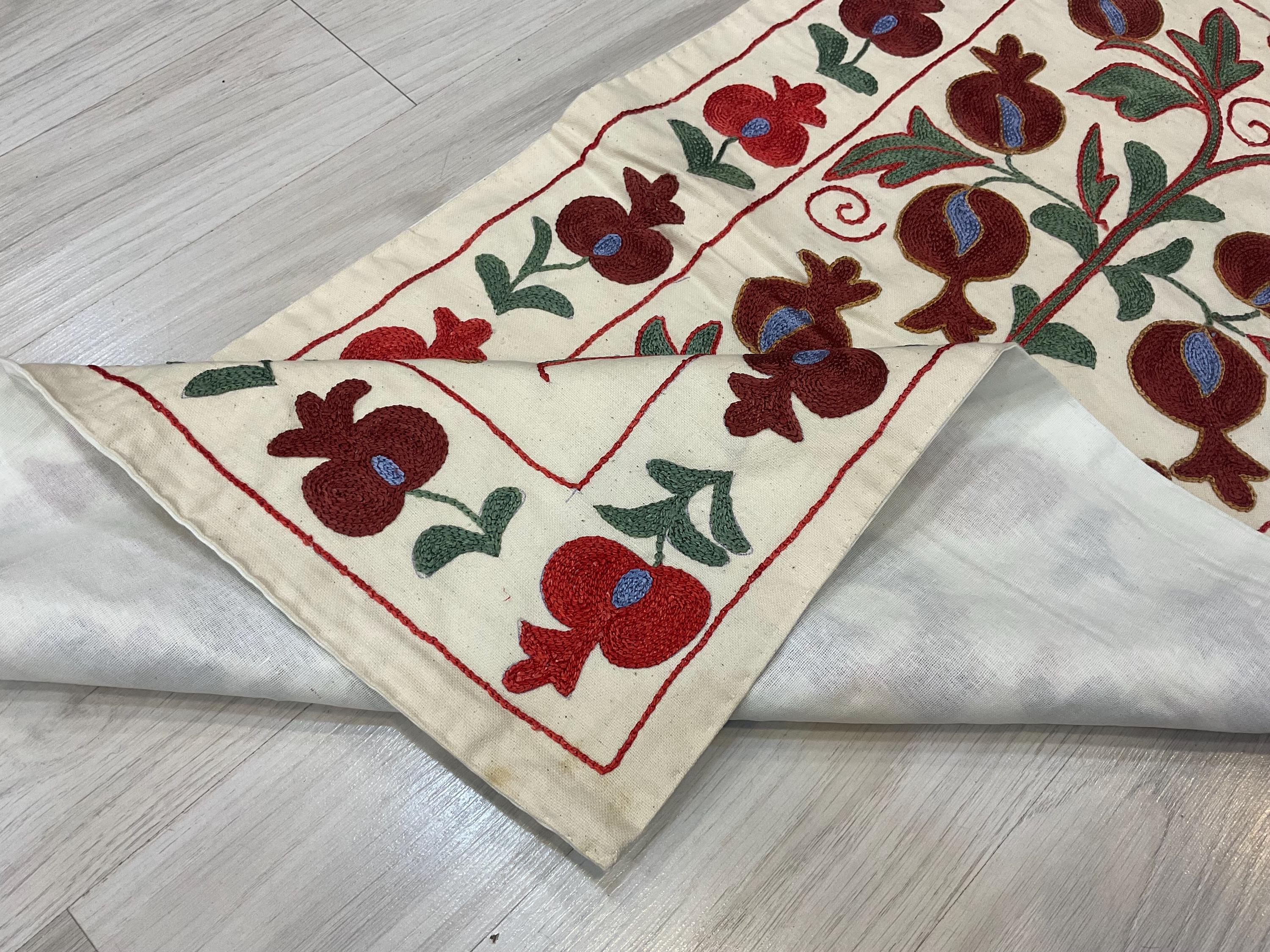 ハンドメイドのスザニテーブルランナー：花柄刺繍、ウズベキスタン民芸