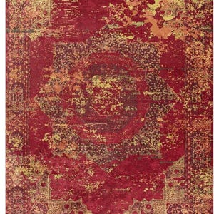 Può includere: Un tappeto dall'aspetto invecchiato con un design a medaglione centrale. Il tappeto presenta uno sfondo rosso intenso con accenti dorati e marroni, creando un'estetica vintage. Il motivo include forme geometriche e motivi floreali.
