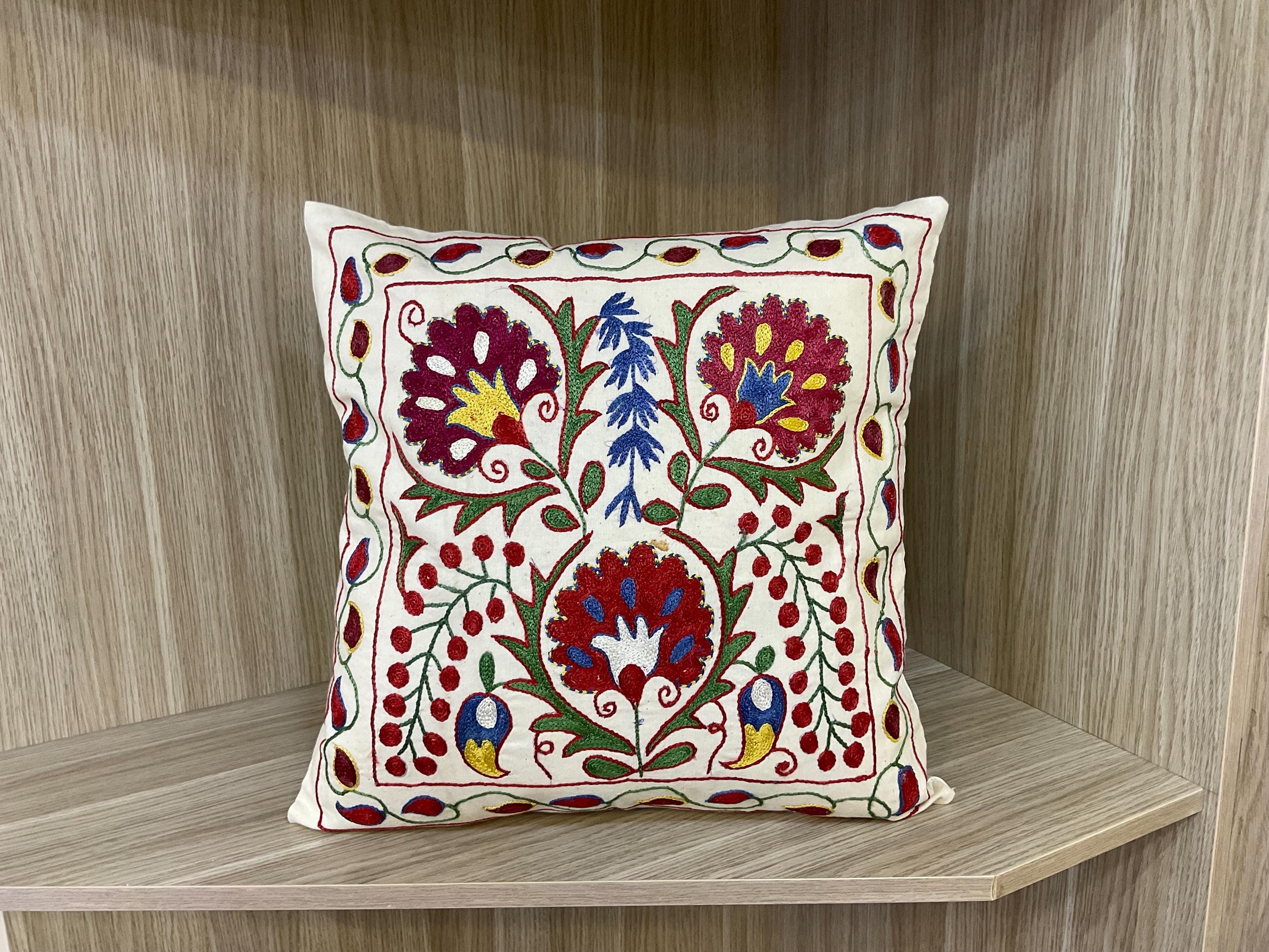 手刺繍のウズベキスタンシルククッションカバー：花柄スザニデザイン