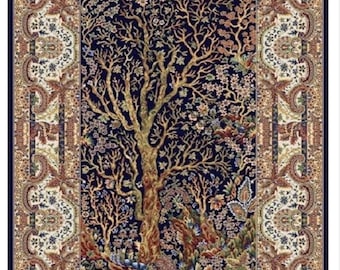 Puede incluir: Una alfombra rectangular ornamentada con un fondo azul oscuro y un diseño central de un árbol dorado. El borde presenta intrincados patrones florales y de cachemira en beige, marrón y azul. El texto "2060Y" está en la parte inferior.