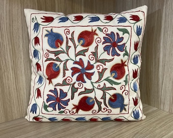 手刺繍のウズベキスタンシルククッションカバー：スザニフローラル