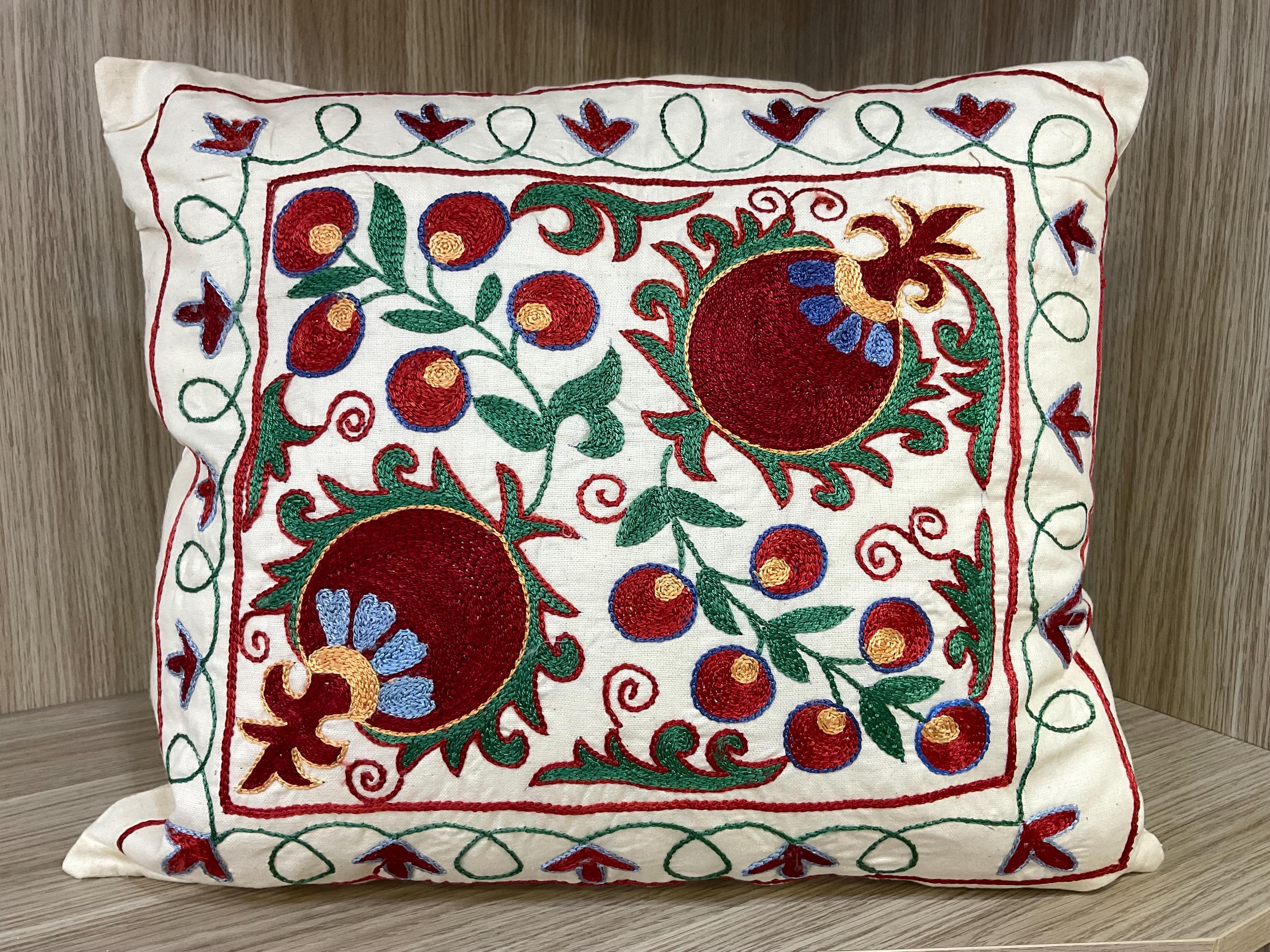 手刺繍スザニシルククッションカバー：赤緑の花柄、20x20 - Etsy 日本