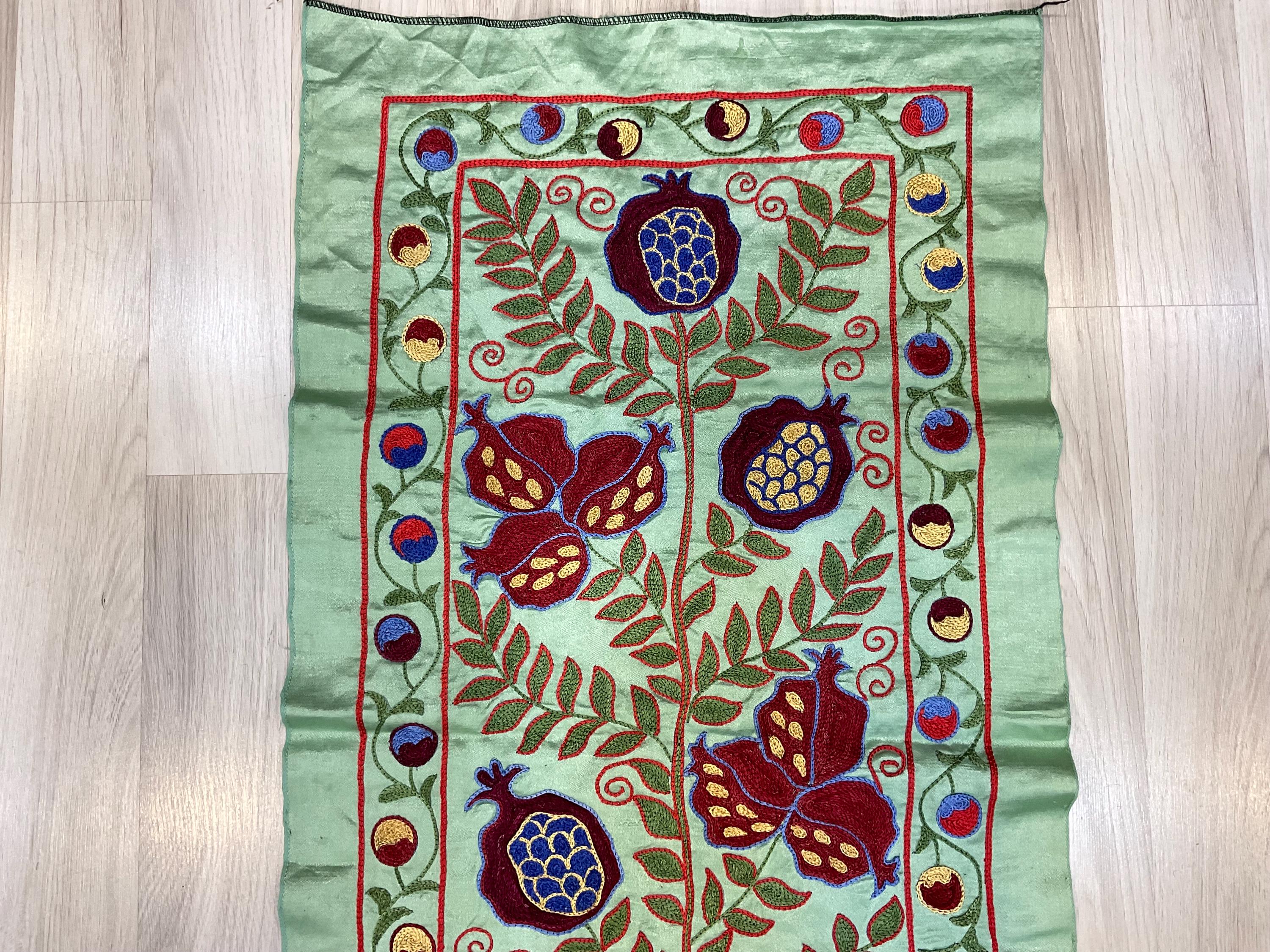 手刺繍シルク スザニ テーブルランナー（グリーン）：花柄、20インチ