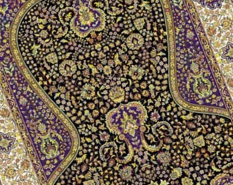 Puede incluir: Una alfombra rectangular ornamentada con un diseño central en forma de arco. La alfombra presenta un fondo negro con intrincados patrones florales en oro y amarillo. Un borde púrpura enmarca el diseño, agregando un toque de elegancia. La detallada artesanía de la alfombra es evidente.