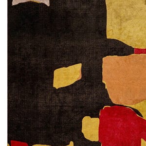 Può includere: Tappeto astratto con sfondo marrone scuro e forme geometriche colorate in oro, rosso e pesca. Il tappeto ha un aspetto strutturato e un design moderno per l'arredamento.