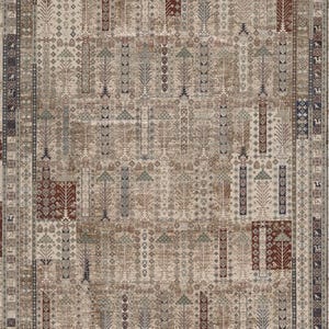 Puede incluir: Una alfombra beige con un patrón repetitivo de árboles y formas geométricas en tonos de marrón, azul y rojo. La alfombra tiene un borde con un diseño más intrincado. La alfombra está etiquetada como "2183B".