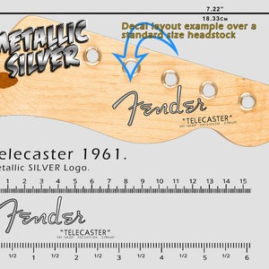 Könnte beinhalten: Nahaufnahme einer hellen Holzgitarrenkopfplatte mit einem silbernen "Fender"-Logo und dem Text "Telecaster" in Schwarz. Die Kopfplatte hat vier Stimmwirbel und ein Beispiel für ein Dekorlayout über einem Standard-Kopfplattenformat.