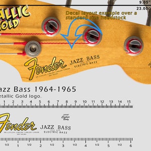 Può includere: Primo piano di una paletta Fender Jazz Bass con logo oro metallizzato. L'immagine include misure di 23,00 cm (9,05 pollici) e un esempio di layout decalcomania. Il testo recita "Jazz Bass 1964-1965".