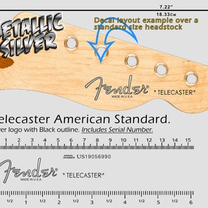 Puede incluir: Calcomanía para la pala de una guitarra con el logotipo Fender plateado metálico y el texto "TELECASTER". Diseñada para una pala de tamaño estándar, con 18,33 cm de ancho (7,22 pulgadas). Incluye número de serie.
