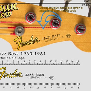 Könnte beinhalten: Nahaufnahme eines Fender Jazz Bass-Kopfes mit einem metallischen Gold-Aufkleber. Der Kopf besteht aus Holz und hat eine natürliche Oberfläche. Der Aufkleber ist eine Reproduktion des ursprünglichen Fender-Logos aus den 1960er Jahren. Der Kopf ist 9,05 Zoll lang und 23,00 cm breit.