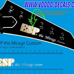Könnte beinhalten: Ein schwarzer Gitarrenkopfplatten-Aufkleber mit dem silber-goldenen ESP-Logo und dem Text the Mirage Custom. Das Bild enthält ein 15 cm und 6 Zoll Lineal zur Skalierung, einen grünen Pfeil auf den Aufkleber und die URL WWW.VOODO-DECALS.COM.