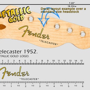 Może przedstawiać: Zbliżenie na główkę gitary z jasnego drewna z złotym logo "Fender Telecaster" i naklejką "Metallic Gold". Główka ma 7,22 cala (18,33 cm) długości i sześć kluczy.