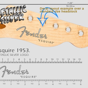 Może przedstawiać: Naklejka na główkę gitary z logo Fender i tekstem "Esquire" w metalicznym srebrze. Naklejka ma szerokość 18,33 cm i zawiera linijkę dla odniesienia do rozmiaru. Obecny jest również tekst "Esquire 1953".