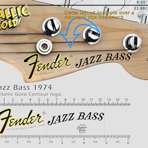 Può includere: Primo piano di una paletta di chitarra Fender Jazz Bass con un logo in contorno dorato metallico. La paletta è in legno e ha una finitura naturale. Il logo è un adesivo dorato con le parole "Fender" e "Jazz Bass" in lettere nere. La paletta è lunga 9,05 pollici e larga 23,00 centimetri.