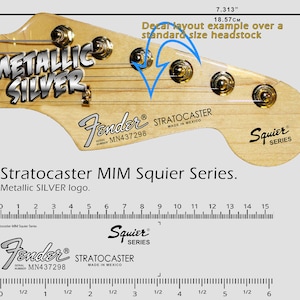 Op de afbeelding: Een close-up van een lichte houten gitaar-kop met een metallic zilveren sticker met de tekst "METALLIC SILVER". De kop heeft ook een Fender-logo, de tekst "STRATOCASTER MADE IN MEXICO" en een Squier-logo. De kop is 7,313 inch lang en 18,57 centimeter breed.