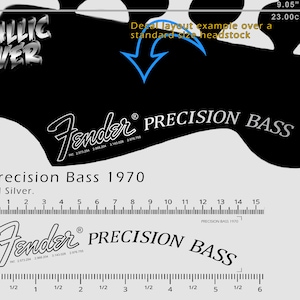 Może przedstawiać: Metaliczna srebrna kalkomania Precision Bass 1970. Przykładowy układ kalkomanii znajduje się nad standardową główką. Kalkomania ma 23,00 cm szerokości. Zawiera logo Fender i słowa "Precision Bass".