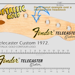 Könnte beinhalten: Ein Gitarrenkopfplatten-Aufkleber mit dem Text "METALLIC GOLD" und dem Fender Telecaster Custom Logo. Das Beispiel für das Decal-Layout befindet sich über einer Kopfplatte in Standardgröße. Die Kopfplatte ist 18,33 cm breit (7,22 Zoll).