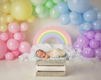 Neugeborenen digitalen Hintergrund, Ballon Regenbogen Bogen, Baby liegt auf Kiste