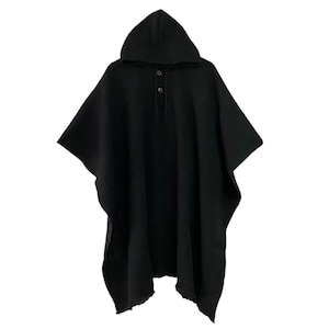 Puede incluir: Poncho negro con capucha y cierre de botón. El poncho está hecho de una tela suave y cálida y tiene un corte holgado.