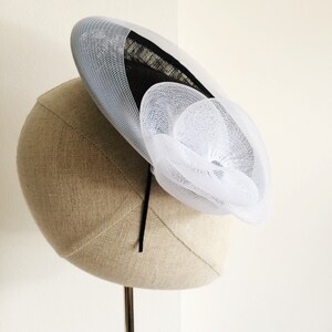 Navy and White Saucer Cocktail Hat Millinery 画像 3