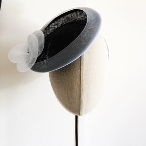 Navy and White Saucer Cocktail Hat Millinery 画像 2