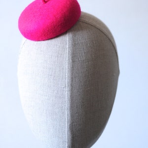 Mini Hot Pink French Beret Cocktail Hat Fascinator 画像 2