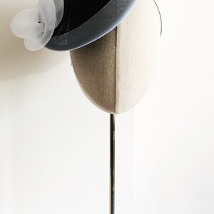 Navy and White Saucer Cocktail Hat Millinery 画像 4