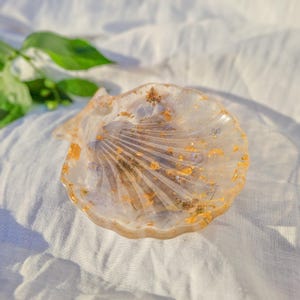 Handgemachte Schmuckschale aus Harz mit Goldflocken und echten gepressten Blumen - Schmuckhalter, Küstendekor, Strandringschale, Organizer-Tablett