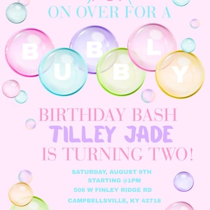Puede incluir: Invitación rosa para una fiesta de cumpleaños con las palabras "POP ON OVER FOR A BUBBLY BIRTHDAY BASH" en varios colores. La invitación es para Tilley Jade, que cumple dos años. Incluye fecha, hora y lugar.