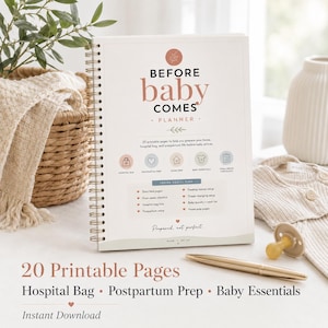 Op de afbeelding: Een spiraalgebonden planner getiteld BEFORE baby COMES PLANNER met een witte kaft, pastelkleurige iconen en tekst over 20 printbare pagina's voor ziekenhuistassen, postpartum voorbereiding, babybenodigdheden en checklists, met een gouden pen.
