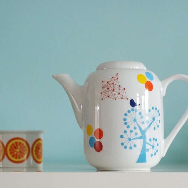 Large sized bird, dots and spirograph teapot