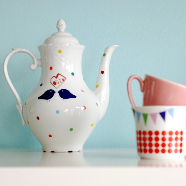 Medium sized lovebirds/l'amour toujours polkadot teapot