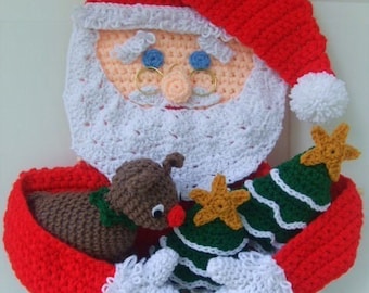 Può includere: Decorazione per ghirlanda natalizia a uncinetto con un Babbo Natale con barba bianca, cappello rosso e guanti bianchi che tengono un piccolo albero di Natale e una renna all'uncinetto.