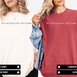 K&ouml;nnte beinhalten: Zwei kurz&auml;rmelige T-Shirts mit Rundhalsausschnitt. Eines ist elfenbeinfarben mit karmesinrotem Text 'it's giving mrs. williams' auf der Brust. Das andere ist karmesinrot mit elfenbeinfarbenem Text 'it's giving mrs. williams'. Beide haben eine lockere Passform.