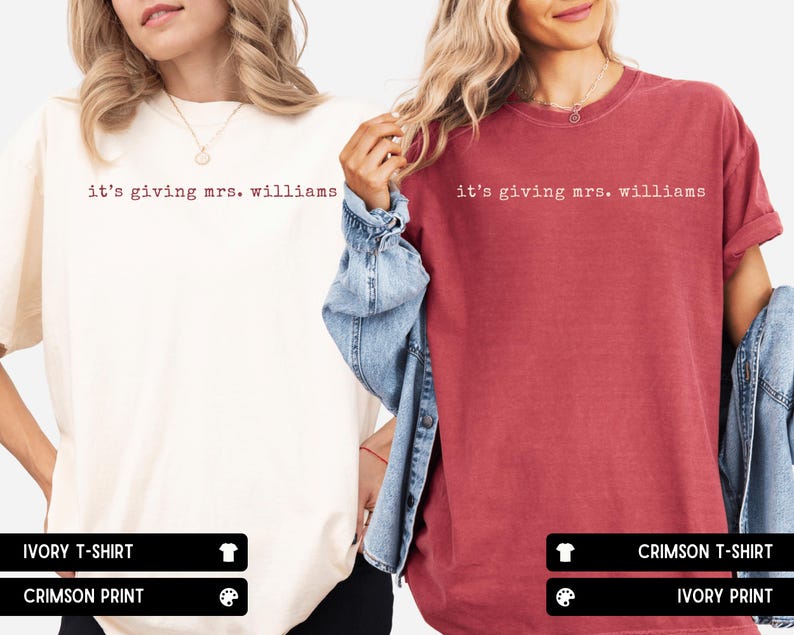 K&ouml;nnte beinhalten: Zwei kurz&auml;rmelige T-Shirts mit Rundhalsausschnitt. Eines ist elfenbeinfarben mit karmesinrotem Text 'it's giving mrs. williams' auf der Brust. Das andere ist karmesinrot mit elfenbeinfarbenem Text 'it's giving mrs. williams'. Beide haben eine lockere Passform.