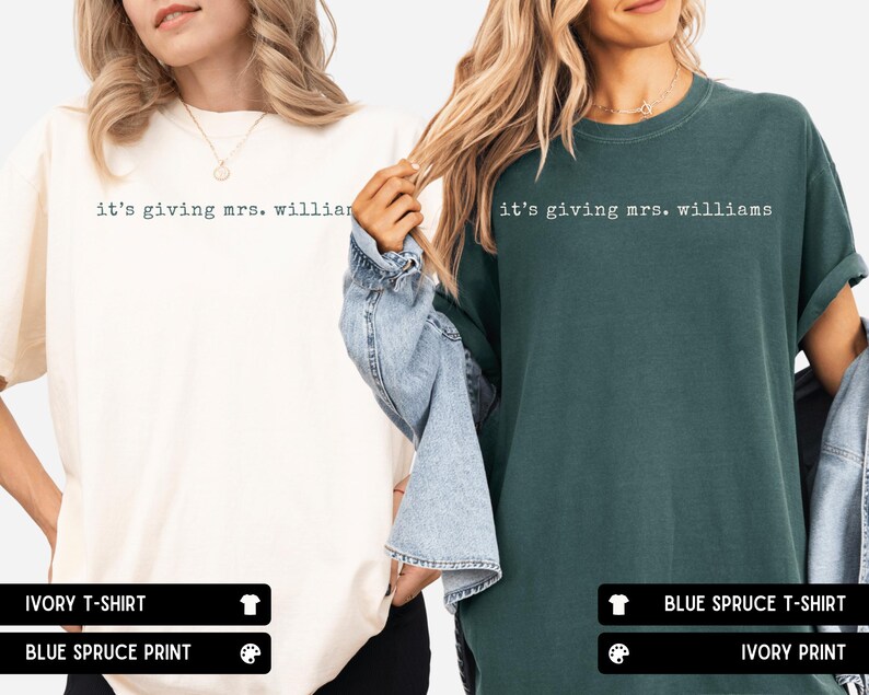 K&ouml;nnte beinhalten: Zwei T-Shirts mit Rundhalsausschnitt, eines in Elfenbein und eines in Blaufichte, beide mit dem schwarzen Text "it's giving mrs. williams" im Schreibmaschinenstil auf der Brust. Die T-Shirts haben kurze &Auml;rmel und eine lockere Passform.