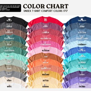K&ouml;nnte beinhalten: Eine Farbkarte f&uuml;r Comfort Colors 1717 Unisex-T-Shirts mit zweiundvierzig gefalteten T-Shirts in verschiedenen Farbt&ouml;nen, darunter Schwarz, Rot, Marineblau, Beere, Karmesinrot, Wassermelone, Crunchberry, Bl&uuml;te, Yamswurzel, Melone, Terrakotta, Senf, Butter, Banane, Wei&szlig; und Elfenbein.