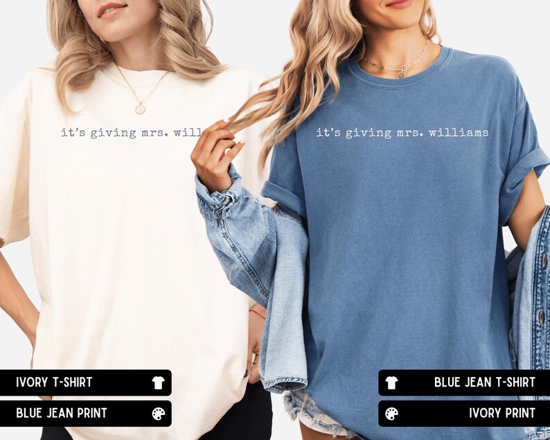 K&ouml;nnte beinhalten: Zwei kurz&auml;rmelige T-Shirts mit Rundhalsausschnitt, eines in Elfenbein und eines in Jeansblau, jeweils mit dem wei&szlig;en Schriftzug 'it's giving mrs. williams' auf der Brust in Schreibmaschinen-Optik. Die Shirts haben eine lockere Passform.