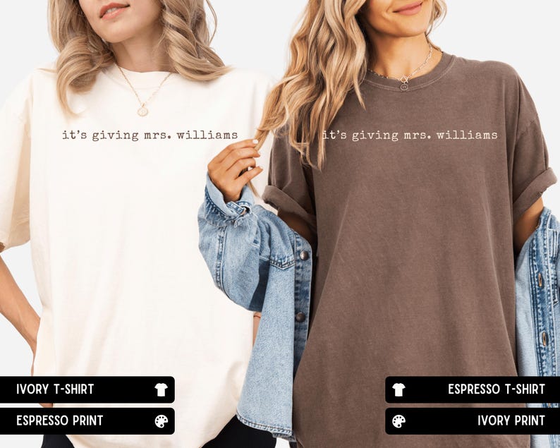 K&ouml;nnte beinhalten: Zwei kurz&auml;rmelige T-Shirts mit Rundhalsausschnitt, eines in Elfenbein mit espressofarbenem Text und eines in Espresso mit elfenbeinfarbenem Text. Beide T-Shirts tragen den Schriftzug "it's giving mrs. williams" in einer Schreibmaschinen-Schriftart.